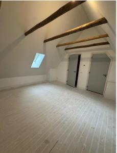 una mansarda con due porte e una finestra di Bed and Breakfast Reestdal a Meppel