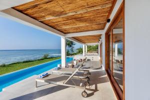 Swimmingpoolen hos eller tæt på Delphina