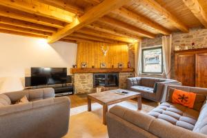 un soggiorno con due divani e un camino di L’Écrin des Angles - Jacuzzi Sauna Hamman privé a Les Angles