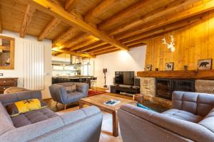 un soggiorno con divani e camino di L’Écrin des Angles - Jacuzzi Sauna Hamman privé a Les Angles