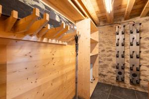 una stanza con una parete di legno con gli sci di L’Écrin des Angles - Jacuzzi Sauna Hamman privé a Les Angles Altre 12 foto