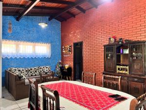soggiorno con parete di mattoni rossi di Casa de Campo Pet Friendly com Churrasqueira a Pitangueiras