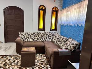 un soggiorno con divano e porta di Casa de Campo Pet Friendly com Churrasqueira a Pitangueiras