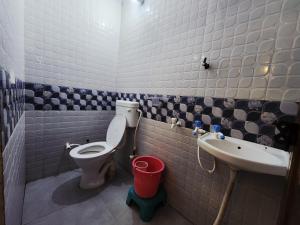 ein Badezimmer mit Toilette und Waschbecken in der Unterkunft Divy Dhaam Near Prem Mandir in Vrindāvan + 23 Fotos