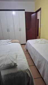 zwei nebeneinander stehende Betten in einem Schlafzimmer in der Unterkunft apto 201 in Florianópolis