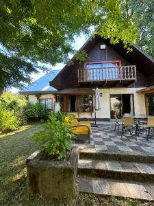 ein Haus mit einer Terrasse davor in der Unterkunft Cabañas Mulpun in Licán Ray + 34 Fotos