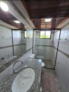 ein Badezimmer mit einem Waschbecken und 2 WCs in der Unterkunft Residencial Alter do Chao - Apartamento Duplex in Santarém