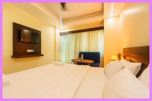 TV a/nebo společenská místnost v ubytování Hotel Aashviro Dipganga Premium Inn near Sea Beach # Jagannath Temple # Free wifi and Parking Facilities- Best Premium Hotel