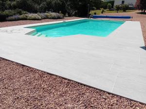 une image d'une piscine avec un fond en béton blanc dans l'établissement Vacation Home in France with Pool, à Chaumard 27 autres photos