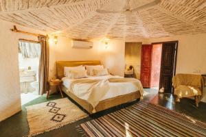 Oasis Garden Marrakech في مراكش: غرفة نوم بها سرير كبير في الغرفة