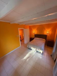 En eller flere senge i et værelse på Los alerces 2 + 15 billeder