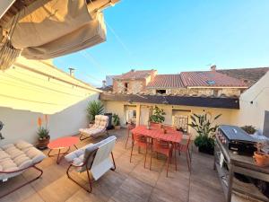 Balkón nebo terasa v ubytování Ancienne cave rénovée & terrasse ensoleillée