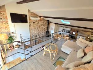 TV a/nebo společenská místnost v ubytování Ancienne cave rénovée & terrasse ensoleillée