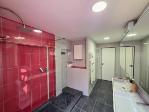 Koupelna v ubytování Ancienne cave rénovée & terrasse ensoleillée + 16 fotografií