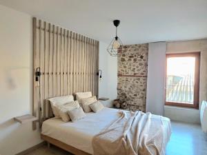 Postel nebo postele na pokoji v ubytování Ancienne cave rénovée & terrasse ensoleillée