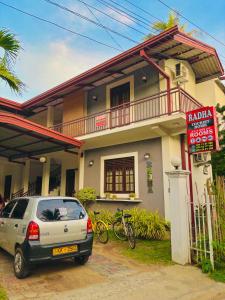 ein vor einem Haus geparktes Auto in der Unterkunft Radha Tourist Home in Polonnaruwa