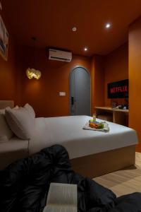 Giường trong phòng chung tại LUMI Reverside Hotel +91 ảnh