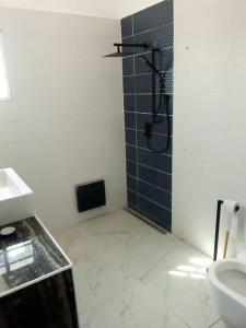 Et badeværelse på Villa Soleil, Face a la Mer C6