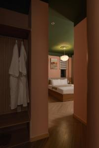 Giường trong phòng chung tại LUMI Reverside Hotel