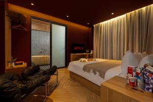 Giường trong phòng chung tại LUMI Reverside Hotel