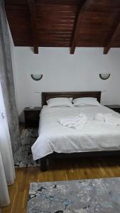 Ένα ή περισσότερα κρεβάτια σε δωμάτιο στο Pensiunea Rozalina