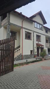 Tòa nhà nơi biệt thự tọa lạc