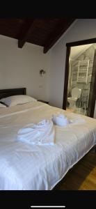 Ένα ή περισσότερα κρεβάτια σε δωμάτιο στο Pensiunea Rozalina