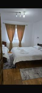 Ένα ή περισσότερα κρεβάτια σε δωμάτιο στο Pensiunea Rozalina