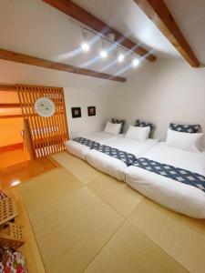 大阪SMILE HOUSE close to USJ Mario Kidsroom high class kitchen bath easy to Kobe Nara 10mins to downtown by train up to 6ppl的一间房间里有两张床的卧室 更多36张照片