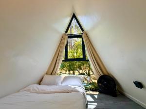 ein Schlafzimmer mit zwei Betten und einem Fenster in der Unterkunft Galu Ecolodge - Diani Beach in Diani Beach + 54 Fotos