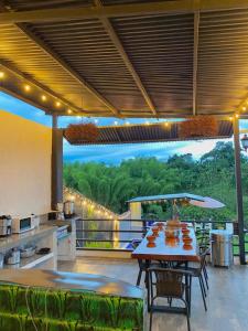 een patio met een tafel en stoelen en uitzicht bij Finca Hotel Villa Del Lago in Quimbaya