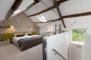 En eller flere senge i et værelse på The Barn at Noelles Cottages