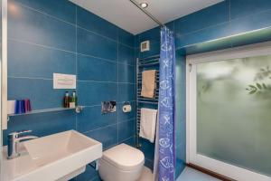 Et badeværelse på The Barn at Noelles Cottages + 43 billeder