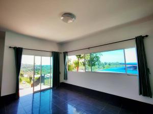 Hồ bơi trong/gần Phulanta Resort