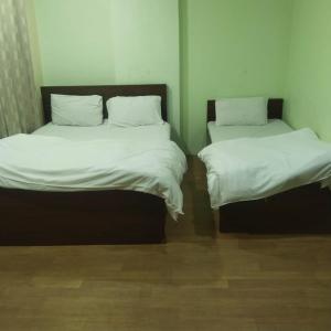 Giường trong phòng chung tại Hotel Harmony