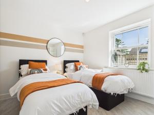 En eller flere senge i et værelse på Modern Townhouse with Garden and Log Fire