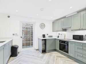 Køkken eller tekøkken på Modern Townhouse with Garden and Log Fire + 13 billeder