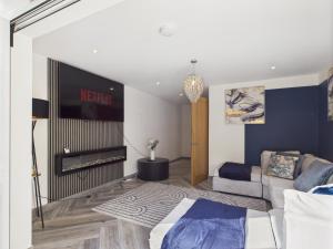 Et tv og/eller underholdning på Modern Townhouse with Garden and Log Fire