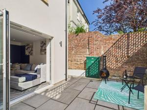 Et opholdsområde på Modern Townhouse with Garden and Log Fire