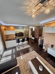 Posezení v ubytování Local-Lux Apartment 3 Rooms - 2 x Free Parking & Balcony