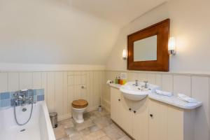 Phòng tắm tại The Coach House at Noelles Cottages +27 ảnh