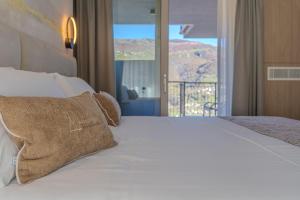 Un dormitorio con una cama con vistas a la montaña. en Miramontino Mountain Suite, en Rota d'Imagna