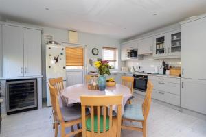 Kuchyň nebo kuchyňský kout v ubytování Brittas Bay Holiday Park No 7 by Trident Holiday Homes