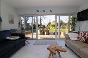 TV a/nebo společenská místnost v ubytování Brittas Bay Holiday Park No 7 by Trident Holiday Homes