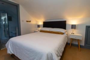 Postel nebo postele na pokoji v ubytování Brittas Bay Holiday Park No 7 by Trident Holiday Homes