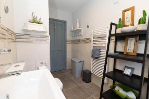 Koupelna v ubytování Brittas Bay Holiday Park No 7 by Trident Holiday Homes + 19 fotografií