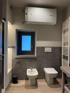 un bagno con un water bianco e un lavandino di Lanzo Belvedere - Central Apartment a Lanzo Torinese