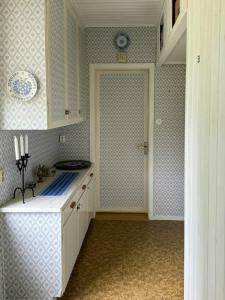 Billede fra billedgalleriet på Historic Vicarage By The Lake In Dalskog i Dalskog