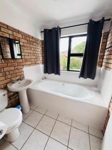 Et badeværelse på Elephant Lodge - Sundays River Cottages - Addo Park South - only 5 min + 28 billeder