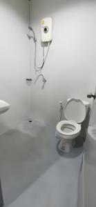 une salle de bains blanche avec toilettes et lavabo dans l'établissement GO INN Khaosan Bangkok - ถนนข้าวสาร กรุงเทพมหานคร, à Bang Bua Thong Railway Station 17 autres photos